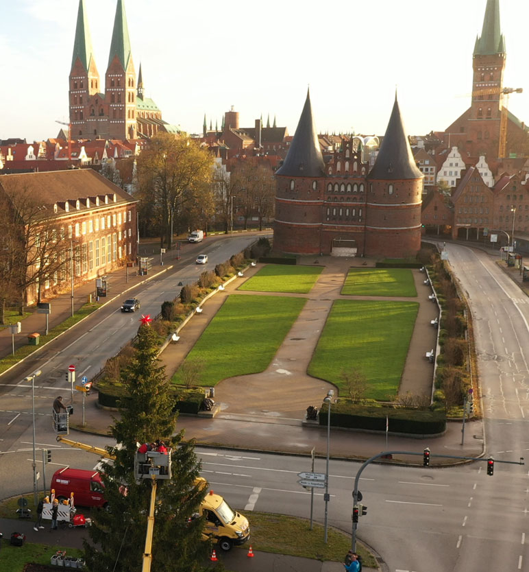 Ausbildung in Lübeck: das heißt als Auszubildende von Bodo Wascher Elektroanlagen auch das jährliche Schmücken der Kotka Tanne für den Lübecker Holstentor